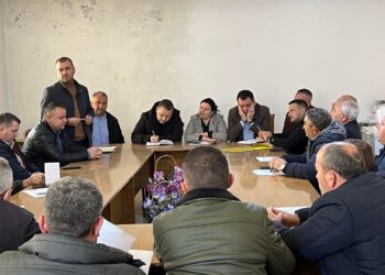 FOTO/ Ermal Kurti fillon fushatën për Bashkinë e Librazhdit. Gurra mban kokën me dorë, e mbështet nga zori