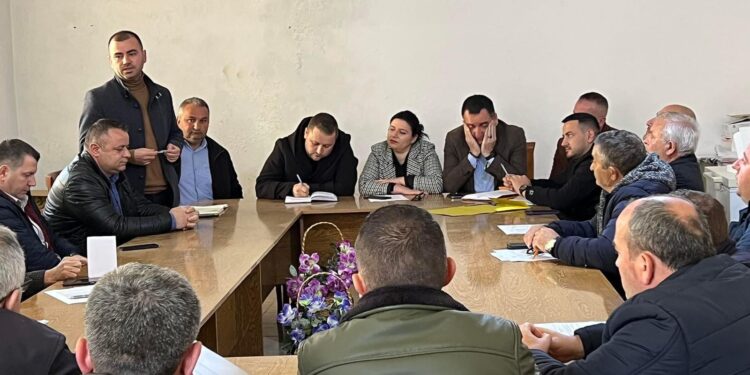 FOTO/ Ermal Kurti fillon fushatën për Bashkinë e Librazhdit. Gurra mban kokën me dorë, e mbështet nga zori