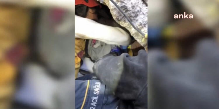 VIDEO-“A është burri im gjallë?”/ Gruaja nxirret e gjallë nga rrënojat pas 108 orësh