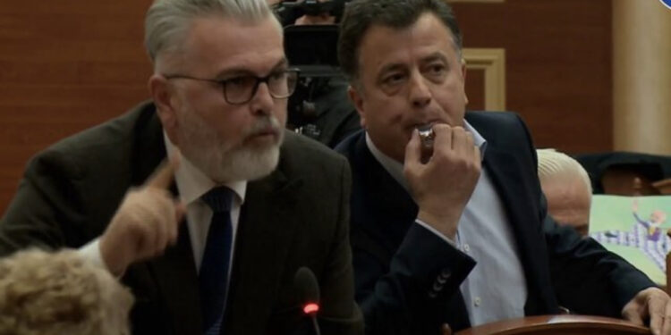 Iu fërshëllente në vesh me bilbil deputetëve, përjashtohet nga seanca Flamur Noka