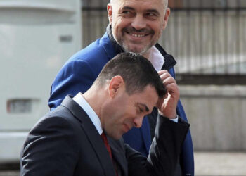 “Zëri i Amerikës”: Rama i “lau duart” me Ahmetajn