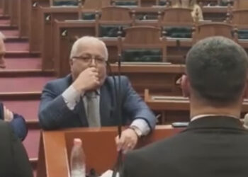 VIDEO/ Bilbili nuk pushon! Momenti kur Edmond Spaho shkul mikrofonin