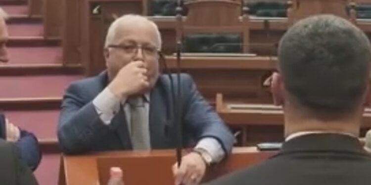 VIDEO/ Bilbili nuk pushon! Momenti kur Edmond Spaho shkul mikrofonin