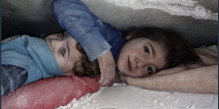 Videoja prekëse nga tërmeti, momenti që tregon se sa dhimbje mund te durojë një motër për vëllanë e saj