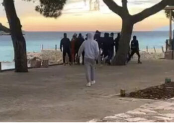 VIDEO TRONDITËSE NË KSAMIL/ Të rinjtë dhunojnë me shkopinj bashkëmoshatarin e tyre