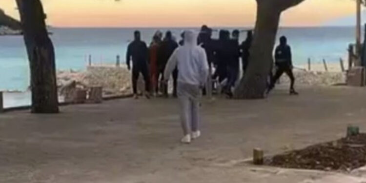 VIDEO TRONDITËSE NË KSAMIL/ Të rinjtë dhunojnë me shkopinj bashkëmoshatarin e tyre