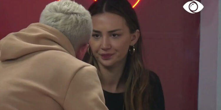 “Mos të na shohin kamerat”, Luizi dhe Kiara kërkojnë një vend për tu puthur