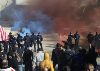 VIDEO/ Hodhën flakadanë drejt Kryeministrisë, ndalohen tre protestues. Reagon Berisha: Lirojini menjëherë