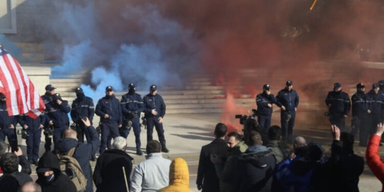 VIDEO/ Hodhën flakadanë drejt Kryeministrisë, ndalohen tre protestues. Reagon Berisha: Lirojini menjëherë