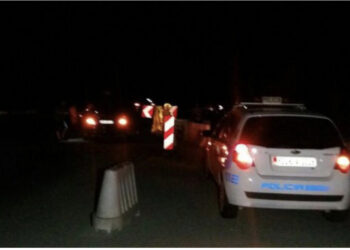 Nuk iu bindën urdhrit të policisë, 4 personat braktisin makinën me armë dhe kapuça