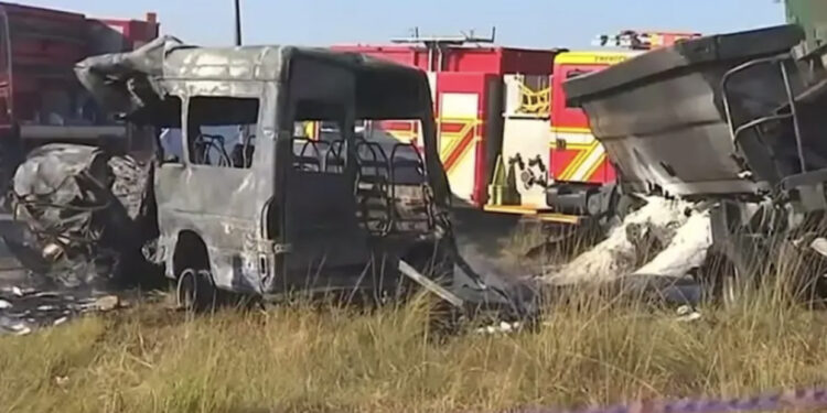 Autobusi përplaset me makinën e blinduar, 20 të vdekur e 60 të plagosur!