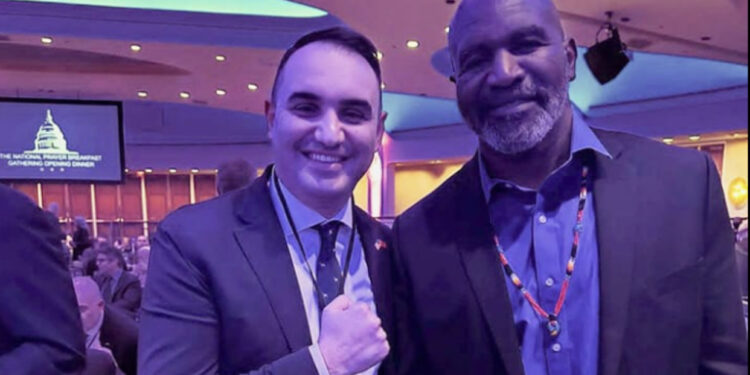 Belind Këlliçi në Washington, shfaqet krah kampionit të botës Evander Holyfield