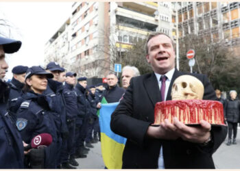 Lufta/ Aktivisti pro ukrainas dorëzon një tortë të përgjakur në ambasadën ruse në Beograd