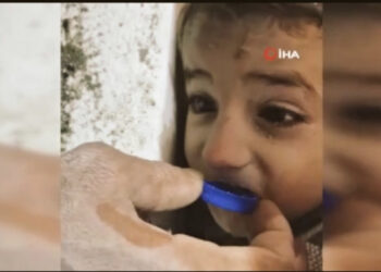 VIDEO prekëse, po thahej për një pikë ujë, gjendet i gjallë pas 44 orësh 2 vjeçari në Siri