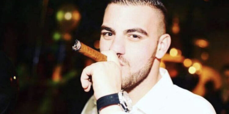 Polici qesharake/ Shoqërimi i Erik Fullanit, reagon Policia: Pistoletën e kishte me leje, punon si “bodyguard”