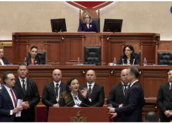 VIDEO/ Foltorja e rrethuar nga Garda/ Kuvendi i heq fjalën deputetes së PD, Nikolla i drejtohet Gazment Bardhit: Kujdes etikën, duke bërë kërcënime…