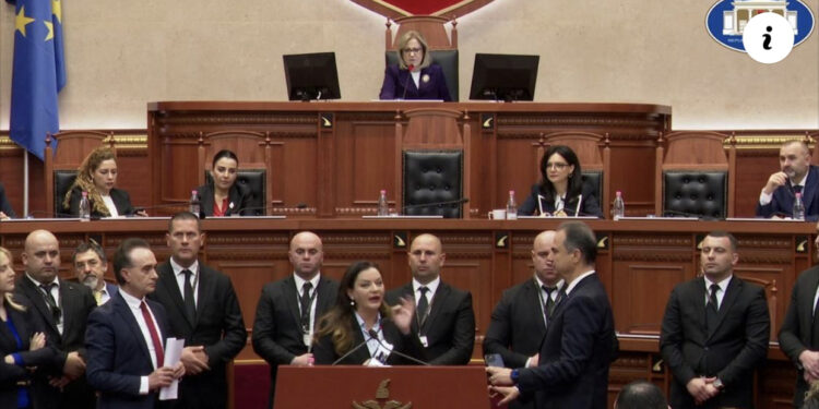 VIDEO/ Foltorja e rrethuar nga Garda/ Kuvendi i heq fjalën deputetes së PD, Nikolla i drejtohet Gazment Bardhit: Kujdes etikën, duke bërë kërcënime…