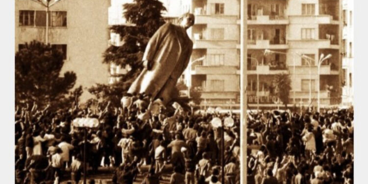 Dita e Kujtesës Kombëtare, sot 32 vite nga rrëzimi i bustit të diktatorit Enver Hoxha