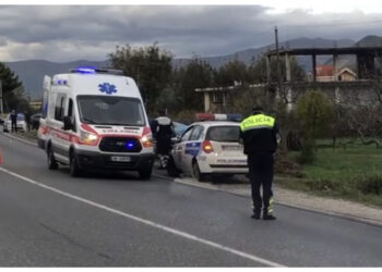 Makina përplas këmbësoren në Pogradec, 45-vjeçarja transportohet me urgjencë në spital