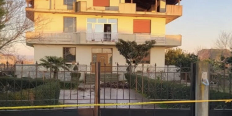 EMRAT/ Përshtati vilën 3-katëshe për kultivim kanabisi në Fier, lihen në burg pronari dhe faturisti, gjykata “liron“ elektriçistin