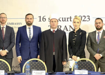 FOTO/ Ambasada amerikane dhe Komuniteti Mysliman tryezë të përbashkët: Nga 6 vite bashkëpunim, përfituan 3500 të rinjë