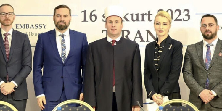 FOTO/ Ambasada amerikane dhe Komuniteti Mysliman tryezë të përbashkët: Nga 6 vite bashkëpunim, përfituan 3500 të rinjë