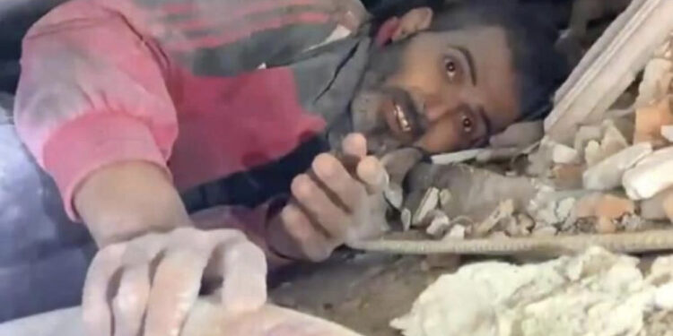 “Gjallë, gjallë”! Banori rreth 300 orë nën rrënoja: Më jepni ujë