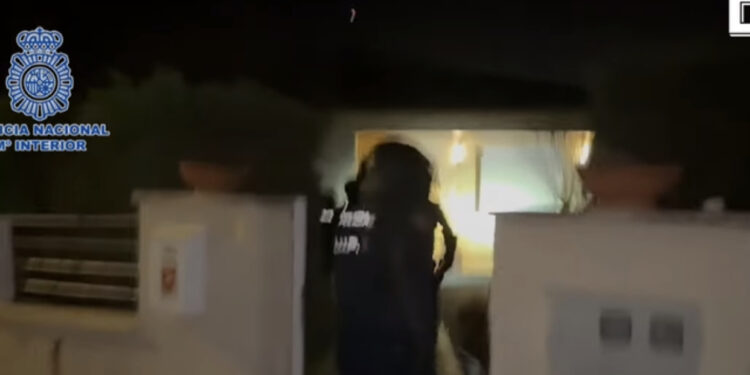 Kush është ish-ushtaraku shqiptar që kishte ngritur “shtëpi bari” në Spanjë, u prangos bashkë me të dashurën