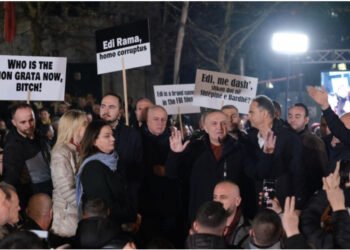 Meta i bashkohet protestës para parlamentit: Shefat e Policisë në dreka e darka me kriminelë dhe trafikantë