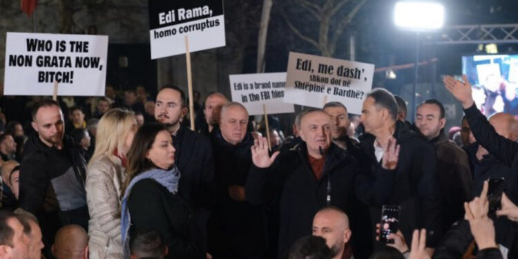 Meta i bashkohet protestës para parlamentit: Shefat e Policisë në dreka e darka me kriminelë dhe trafikantë