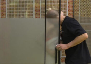 VIDEO/ Keisi në dush, Kristi futet brenda dhe e puth në qafë!