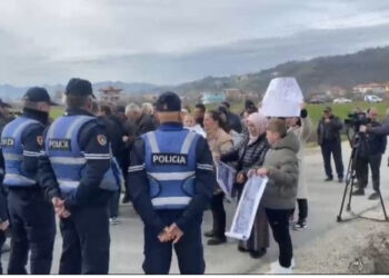 “Shteti të na hedhë bombën e Hiroshimës”, banorët e Bërxullës në protestë: Na vrisni, por ne nuk tërhiqemi
