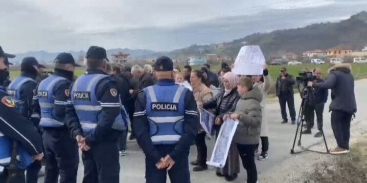 “Shteti të na hedhë bombën e Hiroshimës”, banorët e Bërxullës në protestë: Na vrisni, por ne nuk tërhiqemi