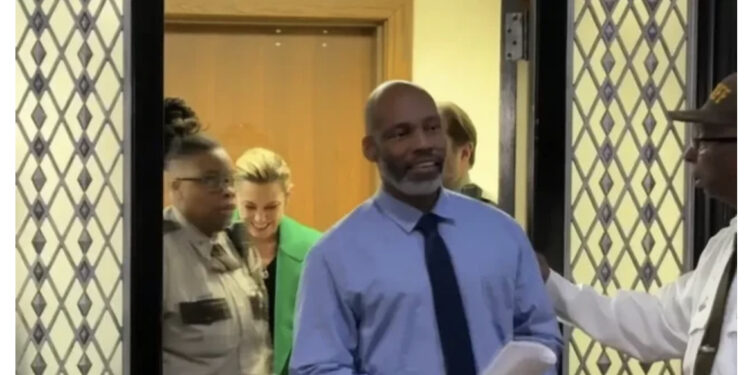 28 vite në burg për një vrasje që nuk e kishte kryer, amerikani fiton pafajsinë në moshën 50-vjeçare