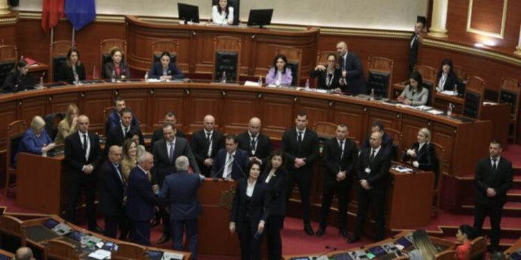 Interpelanca për “McGonigal”/ PS voton ta zhvillojë më 2 Mars, Berisha paralajmëron se do e bëjë në Surrel