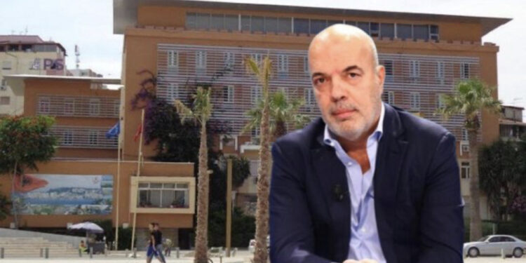 Përplasje tavolinash dhe karrigesh, degradon debati mes Ardian Çelës dhe drejtueses së Kadastrës së Durrësit