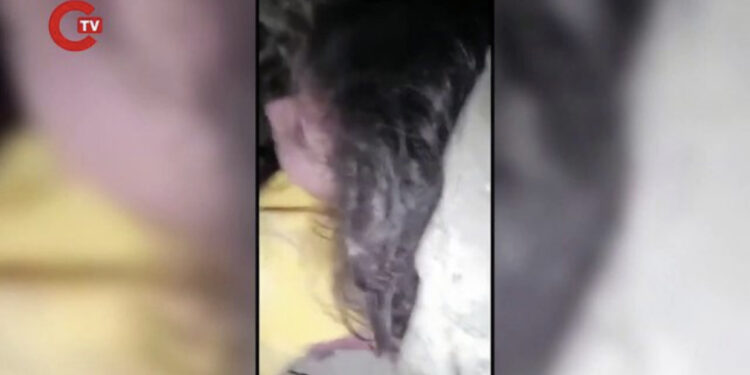 Videoja që po përlot botën/ Lutja rrëqethëse e vogëlushes: Ju lutem shpëtoni nënën time