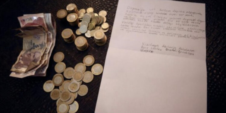 Rrëqeth 9-vjeçari, dhuron kursimet e tij për të prekurit nga tërmeti në Turqi: S’ka problem nëse nuk blej çokollata