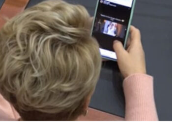 VIDEO/ Kuvendi ishte në luftë për Mcgonigal, Monika Kryemadhi nuk e prishte terezinë, kapet duke ndjekur puthjen e Luizit me Kiarën