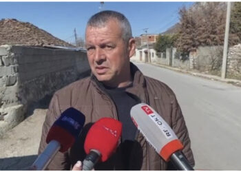 Babai vrau djalin, kryeplaku: Na thanë i ka rënë murit me kokë