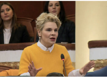 LIVE-Kryemadhi kërcënon: Po na hoqët fjalën ngelen karriget kokës