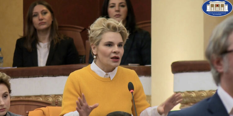 LIVE-Kryemadhi kërcënon: Po na hoqët fjalën ngelen karriget kokës