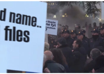 VIDEO/ Përplasje mes policisë dhe protestuesve jashtë Kuvendit, ja çfarë po ndodh tani