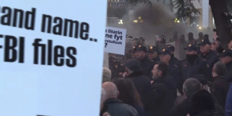 VIDEO/ Përplasje mes policisë dhe protestuesve jashtë Kuvendit, ja çfarë po ndodh tani