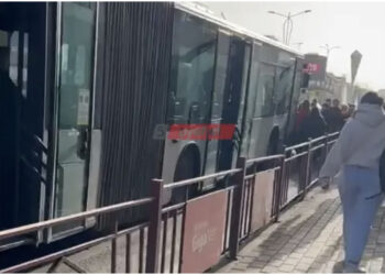 Zhurmë e fortë në urbanin e Kamzës, pasagjerët dalin jashtë të panikosur