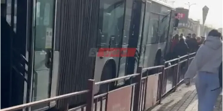 Zhurmë e fortë në urbanin e Kamzës, pasagjerët dalin jashtë të panikosur