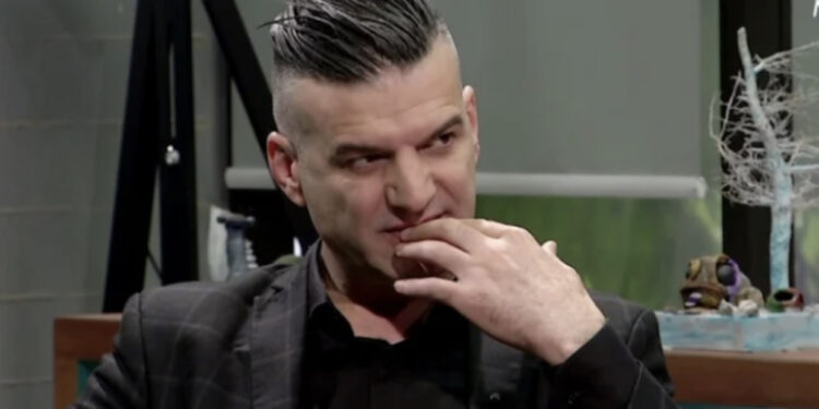 Cfarë poshtërsie/ Bledi Mane pranon se ka puthur një mashkull në buzë