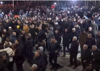 VIDEO/ Mbyllet protesta e Berishës! Dy orë shashka, kapsolla dhe përplasje me FNSH-në