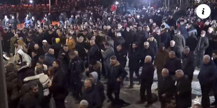VIDEO/ Mbyllet protesta e Berishës! Dy orë shashka, kapsolla dhe përplasje me FNSH-në