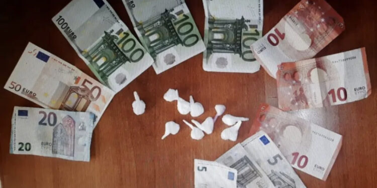 I dënuar me arrest shtëpie në Itali, 53-vjeçari shqiptar kapet me drogë në tavolinë